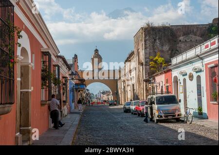 Der Santa Catalina Arch, im 17. Jahrhundert erbaut, ist eines der unterscheidbaren Wahrzeichen in Antigua Guatemala, Guatemala. Stockfoto