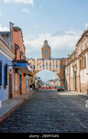 Der Santa Catalina Arch, im 17. Jahrhundert erbaut, ist eines der unterscheidbaren Wahrzeichen in Antigua Guatemala, Guatemala. Stockfoto