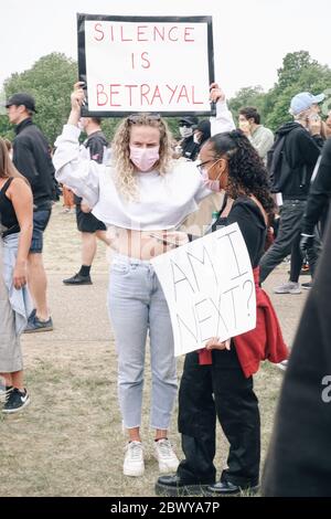 Tausende von Demonstranten, die von Black Lives Matter leben, marschieren am 3. Juni 2020 durch das West End von London. Stockfoto