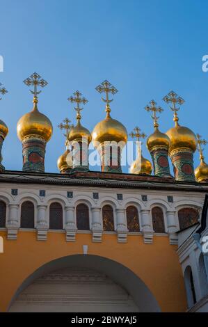 Blick auf einige der elf schönen kleinen goldenen Kuppeln von Terem Kirchen im 17. Jahrhundert gebaut gehören zum Komplex von Terem Palace (ehemalige Grand Pa Stockfoto