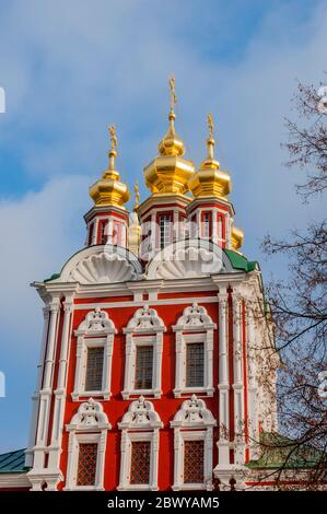 Das Nowodewitschy Kloster, auch bekannt als Bogoroditse-Smolensky Kloster, ist ein bekannter Kreuzgang von Moskau, Russland. Stockfoto