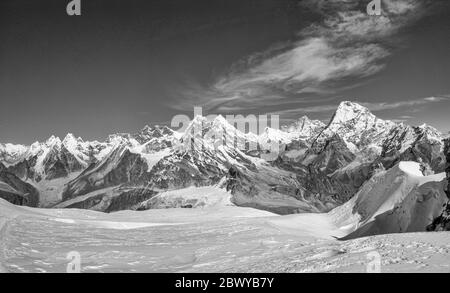 Nepal. Wanderung zum Mera Peak. Panorama der Himalaya-Gipfel vom Mera Peak auf 6476m, Blick in Richtung Mount Everest 8848m der höchste Berg der Welt am fernen Horizont links von der Mitte, am fernen Horizont rechts ist Makalu 8463m der Rote Berg und der fünfthöchste Berg der Welt, Rechts vor dem Makalu ist Chamlang. Der offensichtliche Sattel im Vordergrund ist der verschneite Mera La Pass und der Standort des High Camp Stockfoto