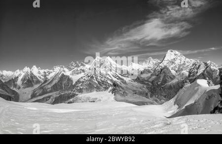 Nepal. Wanderung zum Mera Peak. Panorama der Himalaya-Gipfel vom Mera Peak auf 6476m, Blick in Richtung Mount Everest 8848m der höchste Berg der Welt am fernen Horizont links von der Mitte, am fernen Horizont rechts ist Makalu 8463m der Rote Berg und der fünfthöchste Berg der Welt, Rechts vor dem Makalu ist Chamlang. Der offensichtliche Sattel im Vordergrund ist der verschneite Mera La Pass und der Standort des High Camp Stockfoto