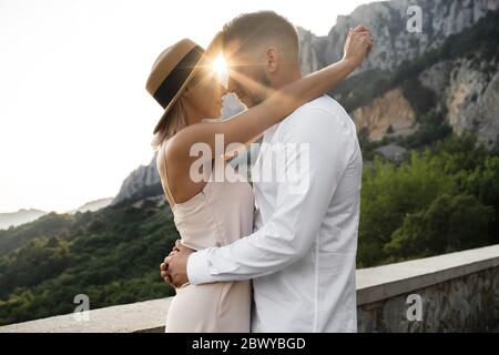 Junge Paar in der Liebe Küsse in den Strahlen der untergehenden Sonne. Stockfoto