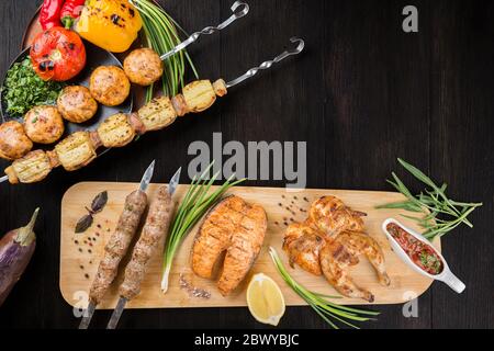 Verschiedene gegrillte Fleischspezialitäten und Gemüse Stockfoto