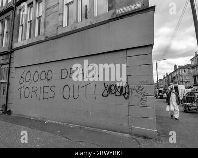 Glasgow, Schottland, Großbritannien. 3. Juni 2020: Ein Schwarz-Weiß-Foto eines antikonservativen Graffiti an einer Ladenwand. Dies wurde während des Coronavirus (COVID-19) aufgenommen. Stockfoto