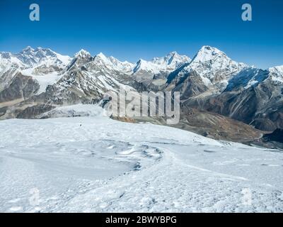 Nepal. Wanderung zum Mera Peak. Panorama der Himalaya-Gipfel vom Mera Peak Gletscher, Blick in Richtung Mount Everest 8848m der höchste Berg der Welt dominiert den mittleren linken Horizont, rechts in der Mitte ist Makalu 8463m der Rote Berg und der fünfthöchste Berg der Welt, Der dominierende Gipfel rechts vor dem Makalu ist Chamlang, der offensichtliche Sattel im Vordergrund ist der verschneite Mera La Pass und der Ort des Hochlagers. Stockfoto