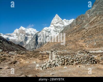 Nepal. Wanderung zum Mera Peak. Der Wanderweg über der Dagnag Siedlung und verlassene Yak Herders Hütte blickt zurück hinunter das Ding Tal in Richtung der fabelhaften un-benannten Gipfel und Gipfel 48 Stockfoto