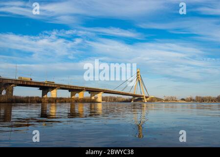 Antenne der Südbrücke, Stadt Kiew Ukraine. Südbrücke Stadt Kiew. Der Fluss des Dnepr, die Brücke überquert den Fluss. Stockfoto
