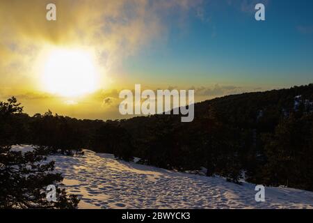 Berg Sonnenuntergang Landschaft Blick in Zypern mit Himmel und Wolken Stockfoto