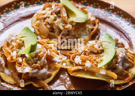 Traditionelle mexikanische Hühnchen Tinga tostadas Stockfoto