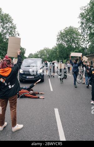 Tausende von Demonstranten, die von Black Lives Matter leben, marschieren am 3. Juni 2020 durch das West End von London. Stockfoto