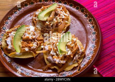 Traditionelle mexikanische Hühnchen Tinga tostadas Stockfoto