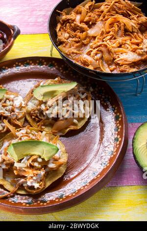 Traditionelle mexikanische Hühnchen Tinga tostadas Stockfoto