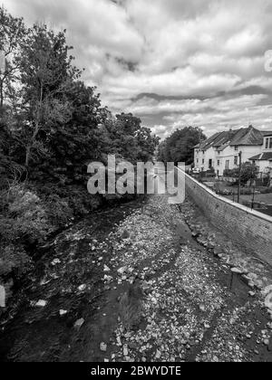 Glasgow, Schottland, Großbritannien. 3. Juni 2020: Eine Schwarz-Weiß-Fotografie von einer Ansicht des White Cart Water von der Snuff Mill Bridge in Glasgow. Stockfoto