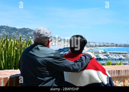 Seniorenpaar in der Stadt Cannes in Frankreich genießen den Blick auf die französische Riviera. Quarantäneausgang und zurück zum Reisekonzept. Stockfoto