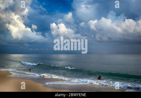 Wolkenverhangener Landstrich am Strand von Tarifa mit Afrika vor der Küste. Cadiz. Andalusien. Spanien Stockfoto