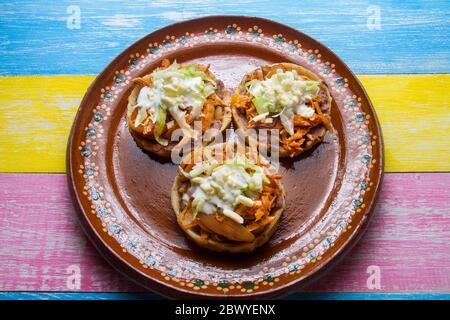 Traditionelle mexikanische sopes tinga Stockfoto