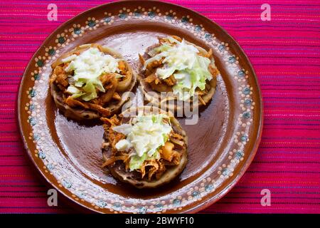 Traditionelle mexikanische sopes tinga Stockfoto