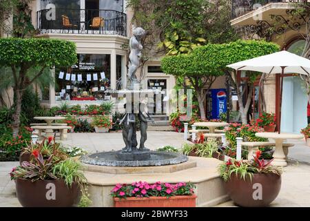 Hof-Brunnen auf der Worth Avenue, Palm Beach, Florida, USA, Nordamerika Stockfoto