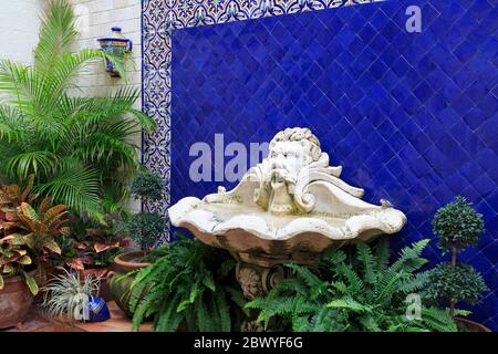 Hof-Brunnen auf der Worth Avenue, Palm Beach, Florida, USA, Nordamerika Stockfoto