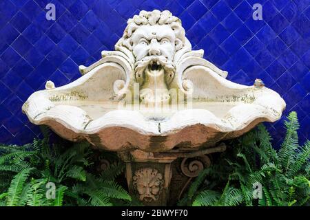 Hof-Brunnen auf der Worth Avenue, Palm Beach, Florida, USA, Nordamerika Stockfoto