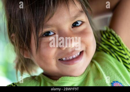 Das junge Riberenos Kind im peruanischen Amazonas Stockfoto