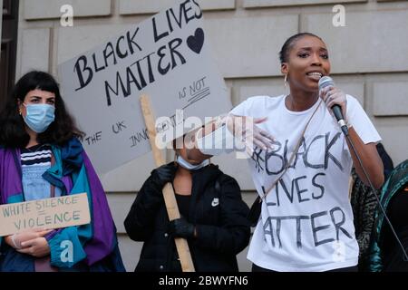 Southampton, Hampshire, Großbritannien. Juni 2020 . BLM-Aktivist Serrah 'Suga' Sillah spricht mit Demonstranten über Belly Mujinga, eine schwarze britische Frau, die im Londoner Untergrund arbeitet und an Covid-19 starb, nachdem sie angespuckt wurde. Die Solidaritätssammlung fand in der guildhall statt, um die Bewegung Black Lives Matter und George Floyd zu unterstützen, der von der Polizei in den USA ermordet wurde. Southampton, Hampshire, UK Credit: Dawn Fletcher-Park/Alamy Live News Stockfoto