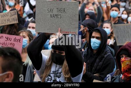 Southampton, Hampshire, Großbritannien. Juni 2020 . Menschenmenge, die Masken trägt und Schilder in der guildhall hält, um die Bewegung Black Lives Matter und George Floyd zu unterstützen, der in den USA von der Polizei ermordet wurde. Southampton, Hampshire, UK Credit: Dawn Fletcher-Park/Alamy Live News Stockfoto