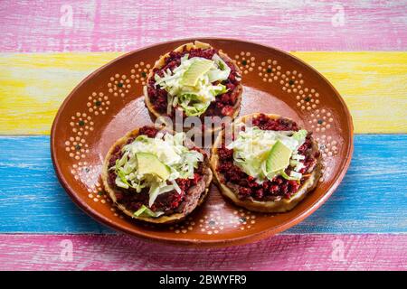 Authentische mexikanische Chorizo sopes Stockfoto