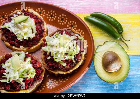 Traditionelle mexikanische Chorizo sopes Stockfoto