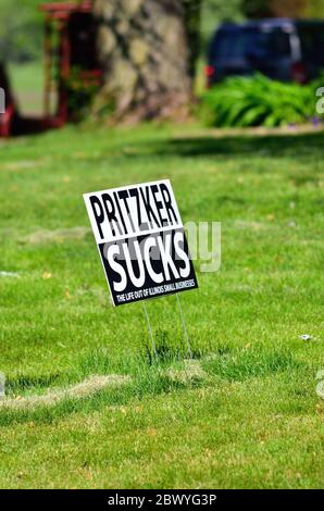 Virgil, Illinois, USA. Ein Schild auf einem Rasen eines Hauses in einem überwiegend ländlichen Abschnitt des nordöstlichen Illinois, der die Bedingungen reflektiert. Stockfoto