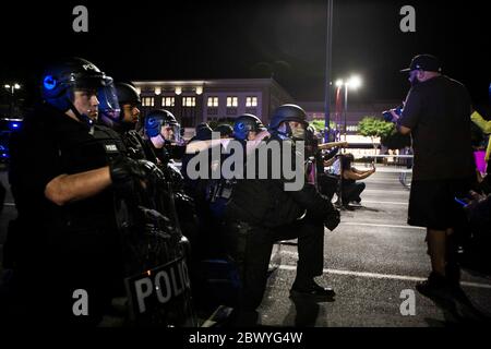 Hampton, Virginia, USA. Juni 2020. Hampton Polizeibeamte knien in Solidarität mit den Demonstranten während eines Protestes im Peninsula Town Center am Dienstag, den 2. Juni 2020 in Hampton, VA. Der Protest begann friedlich, wurde aber später in der Nacht gewalttätig. Kredit: John C. Clark/ZUMA Wire/Alamy Live News Stockfoto