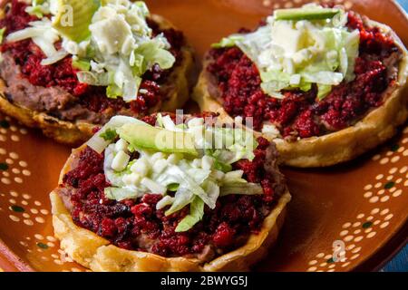 Authentische mexikanische Chorizo sopes Stockfoto