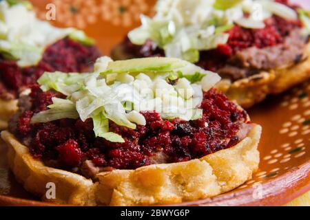 Authentische mexikanische Chorizo sopes Stockfoto