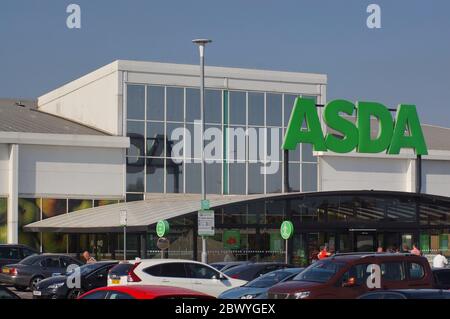 Zugang zum ASDA Supermarkt vom Parkplatz an einem sonnigen Tag Stockfoto