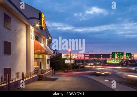 Motels entlang der New Jersey Route 495 in der Abenddämmerung Stockfoto