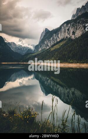 Nebliger Sommermorgen am Vorderer Gosausee. Farbenprächtiger Sonnenaufgang in den österreichischen Alpen, im Salzkammergut Resort im Gosautal in Oberösterreich Stockfoto