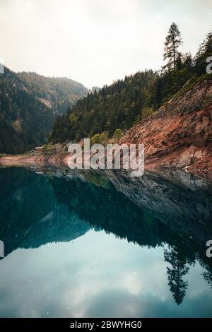 Nebliger Sommermorgen am Vorderer Gosausee. Farbenprächtiger Sonnenaufgang in den österreichischen Alpen, im Salzkammergut Resort im Gosautal in Oberösterreich Stockfoto