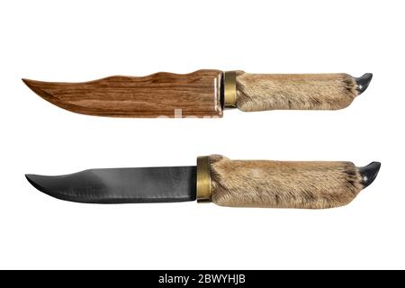 Isoliertes Jagdmesser mit Pelzgriff auf weißem Hintergrund. Stockfoto