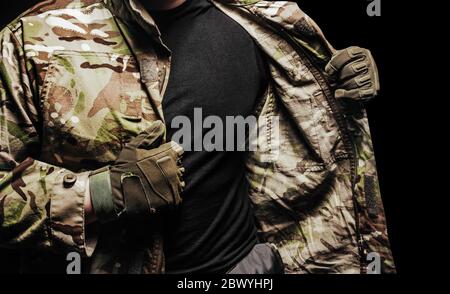 Foto eines Soldaten auf multicam Tarntunika auf schwarzem Hintergrund. Stockfoto