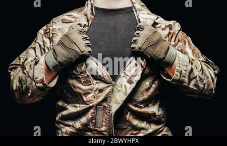 Foto eines Soldaten in multicam Tarntunika auf schwarzem Hintergrund. Stockfoto