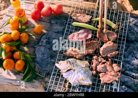 Barbecue am Strand Camping am Morgen draußen Stockfoto