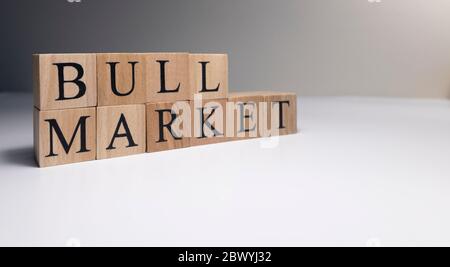 Bullenmarkt Wort auf Holzwürfeln auf weißem Hintergrund. Stockfoto