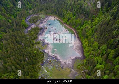 Alpine Bergsee Gosaulacke Gosaulacke Luftdrohne Ansicht im Sommer Stockfoto