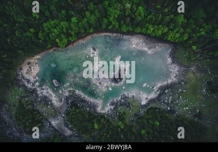 Alpine Bergsee Gosaulacke Gosaulacke Luftdrohne Ansicht im Sommer Stockfoto