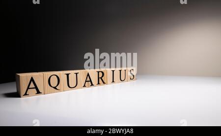 Wassermann Wort auf Holzwürfeln auf weißem Hintergrund. Stockfoto