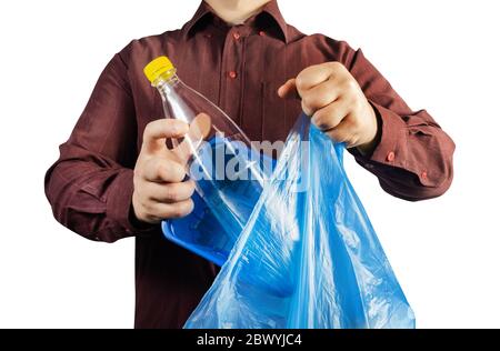 Isoliertes Foto eines Mannes in braunem Hemd, der Plastikflasche und Dose in der Tasche entsorgt. Stockfoto