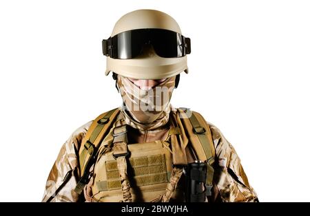 Isoliertes Foto eines voll ausgestatteten Wüstensoldaten in Helm, Rüstung und Brille. Stockfoto