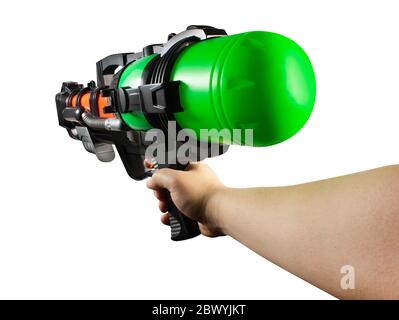 Isoliertes Foto der Hand, die eine Kunststoff-mehrfarbige Wasserpistole auf weißem Hintergrund erste Person Ansicht hält. Stockfoto